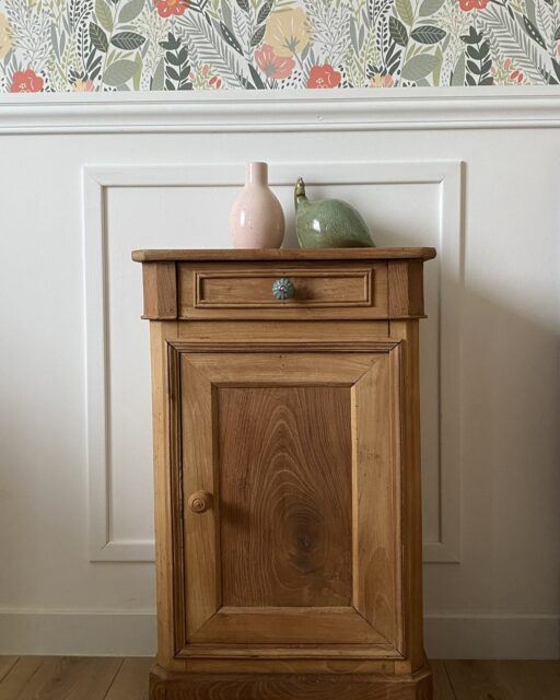 Chevet en Merisier Authentique – Pièce Unique 😮😍Donnez du cachet à votre chambre avec ce charmant chevet en merisier massif, entièrement restauré au sein de mon atelier à Vertou.Son bois a retrouvé tout son éclat naturel grâce à un aérogommage délicat et un ponçage de précision. Pour un contraste moderne et vitaminé, l'intérieur a été peint dans la douce teinte "Pêche Cancan" de chez Libéron, apportant une touche de lumière à chaque ouverture.Finition et protection :Corps du meuble : Finition huilée pour un toucher naturel et soyeux.Plateau : Vernis incolore pour une protection optimale contre les aléas du quotidien (verre d'eau, lampe, etc.).Caractéristiques & Rangement :📏 Dimensions : Hauteur 72 cm | Largeur 42 cm | Profondeur 33 cm.1 tiroir fonctionnel, 1 porte et 2 étagères intérieures.Détails de charme : Jolie poignée travaillée et pieds sculptés.❌ Elle est vendue