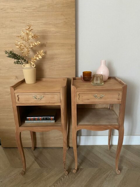 🕰️ Avant / Après : Le réveil de deux élégantsRegardez cette métamorphose ! Ces deux chevets sont passés d'un vernis sombre et fatigué à une robe brute, prête pour sa nouvelle vie.✨ Un peu d'histoire...
Saviez-vous que le "chevet" tel qu'on le connaît n'a pas toujours existé ? Au XVIIIe siècle, on les appelait souvent des tables de nuit ou "tables à vide-poche".Ceux-ci arborent un style Louis XV (ou transition) reconnaissable à leurs lignes courbes et surtout à leurs célèbres pieds galbés (ou pieds "biche"). Ce style cherchait avant tout le confort et l'intimité, s'éloignant de la rigueur des meubles massifs pour apporter de la légèreté dans les chambres.🛠️ Le projet
Grâce à un aérogommage minutieux suivi d'un ponçage de finition, j'ai pu libérer les veines naturelles du bois qui étaient totalement étouffées.Le petit plus de ce projet ? La suite appartient à ma cliente ! C'est elle qui réalisera la finition pour que ces pièces s'intègrent parfaitement à son intérieur. Une belle collaboration pour une consommation plus durable.Alors, vous les préférez dans leur jus ou au naturel ? 👇#Aerogommage #RenovationMobilier #MeubleAncien #LouisXV #RecyclageDesign #DecoResponsable #ArtisanatFrançais #AvantApres #Nantes #Vertou #atlantiqueaerogommage