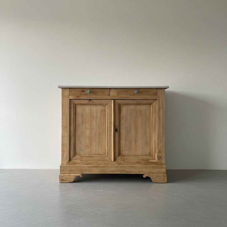 Buffet ancien en chêne massif restauré par aérogommage, finition huilée et plateau peint en blanc grège par notre atelier de Nantes. — photo 3