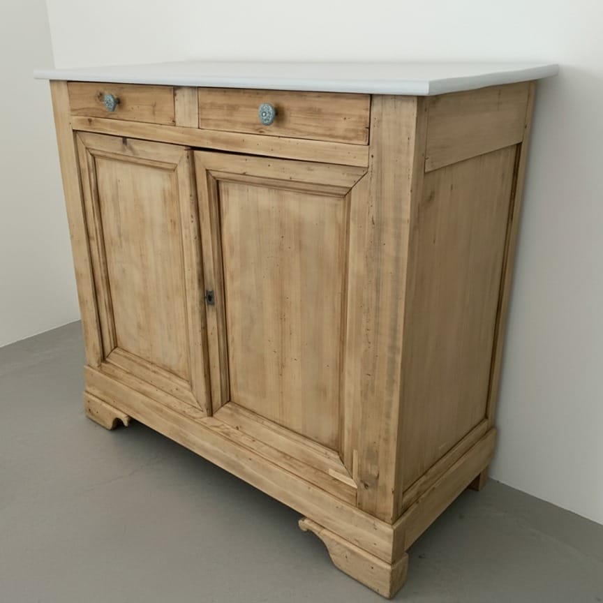 Buffet ancien en chêne massif restauré par aérogommage, finition huilée et plateau peint en blanc grège par notre atelier de Nantes. — photo 4