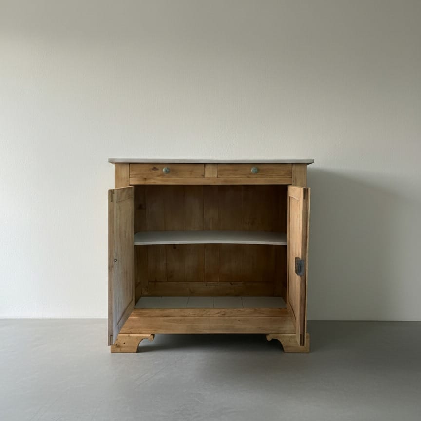 Buffet ancien en chêne massif restauré par aérogommage, finition huilée et plateau peint en blanc grège par notre atelier de Nantes. — photo 5