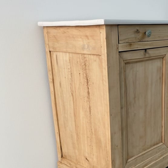 Buffet ancien en chêne massif restauré par aérogommage, finition huilée et plateau peint en blanc grège par notre atelier de Nantes. — photo 7