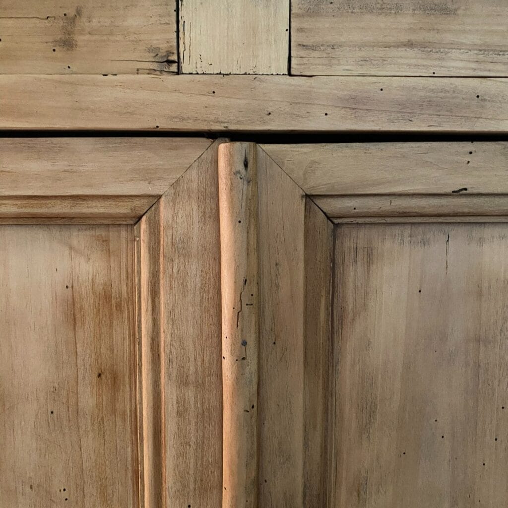 Buffet ancien en chêne massif restauré par aérogommage, finition huilée et plateau peint en blanc grège par notre atelier de Nantes. — photo 8