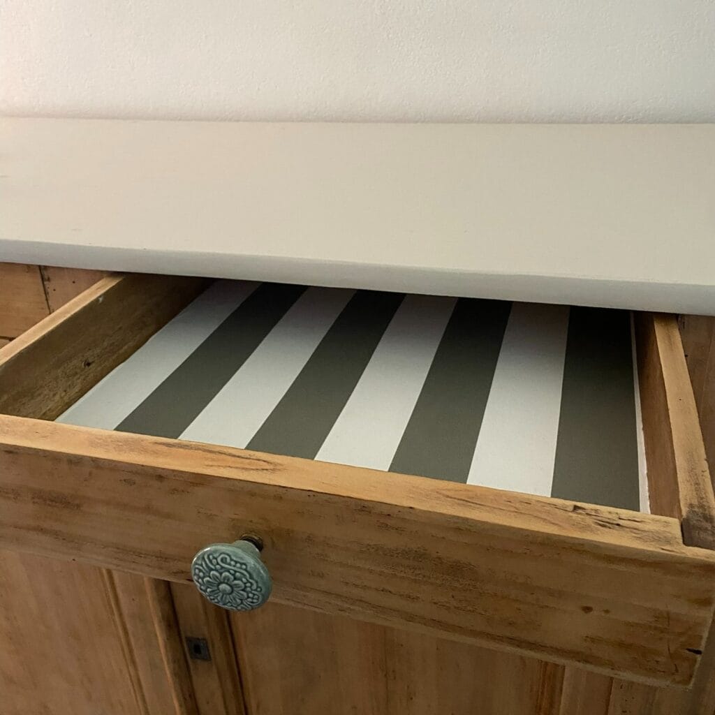 Buffet ancien en chêne massif restauré par aérogommage, finition huilée et plateau peint en blanc grège par notre atelier de Nantes. — photo 9