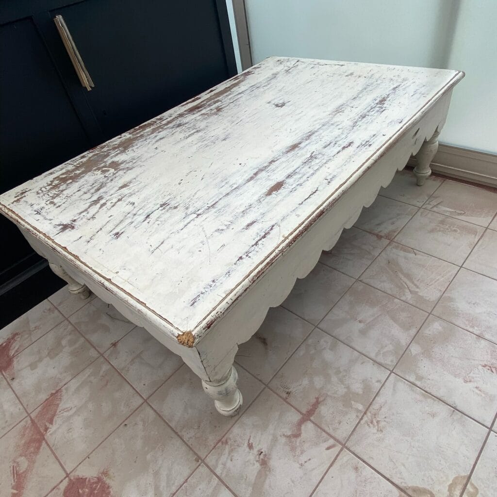 Table basse en bois exotique après restauration par aérogommage, montrant son veinage riche et ses cicatrices conservées. — photo 3