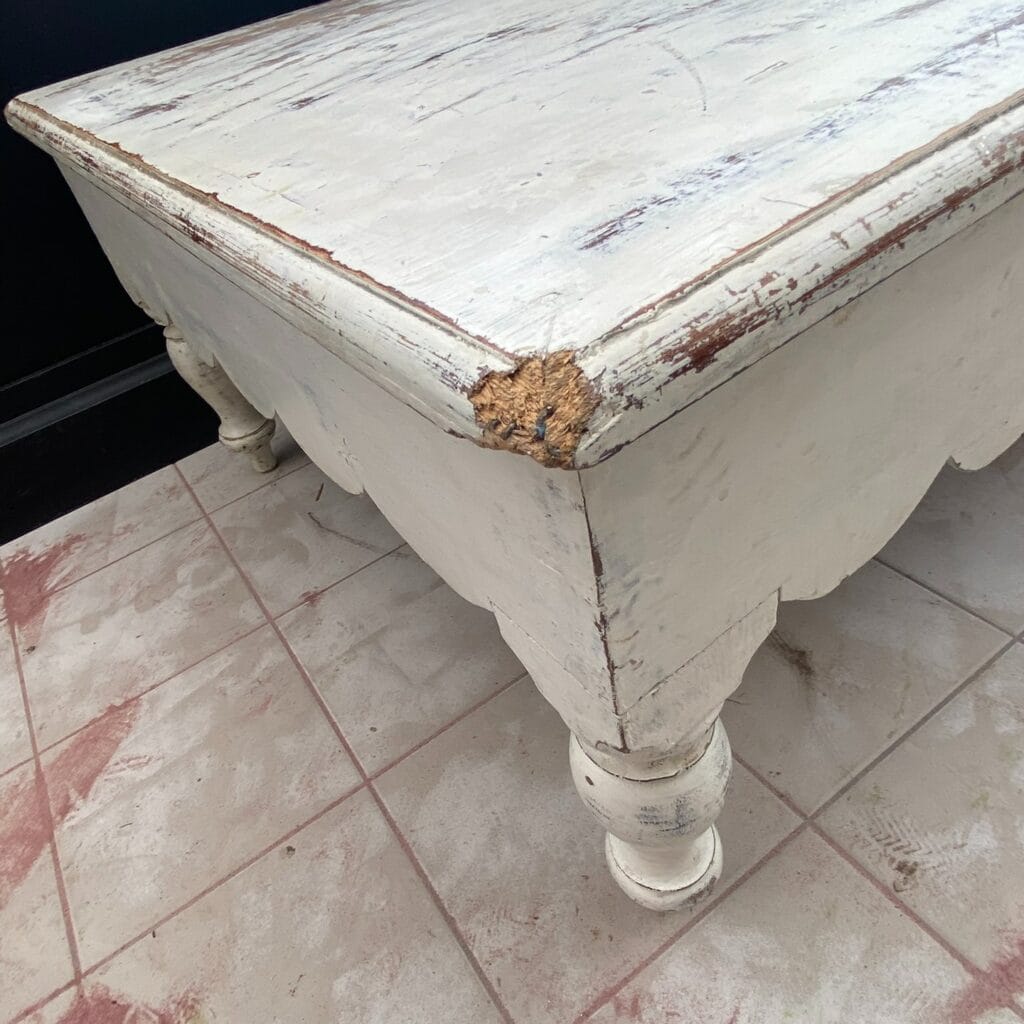 Table basse en bois exotique après restauration par aérogommage, montrant son veinage riche et ses cicatrices conservées. — photo 4