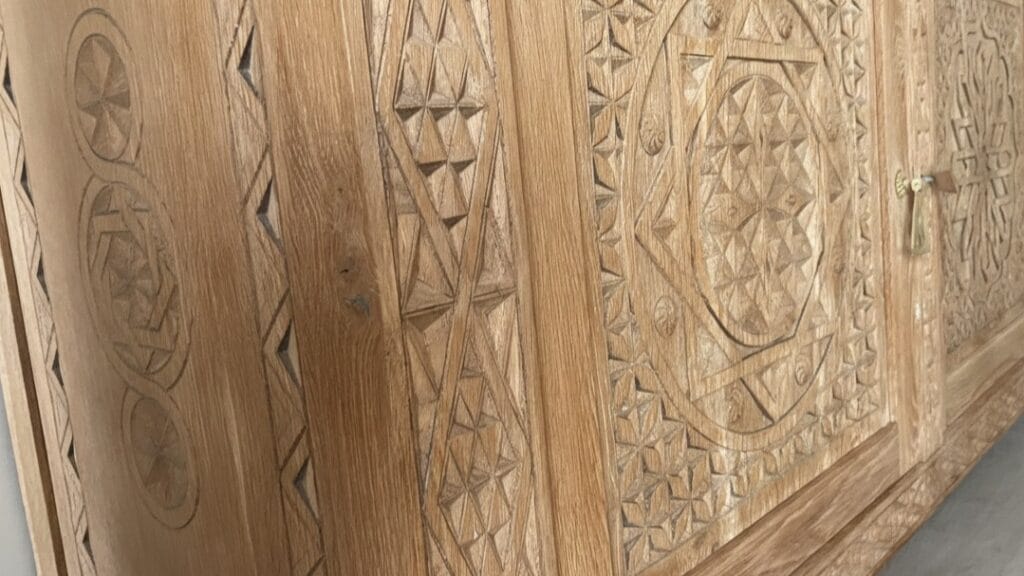 Buffet d'inspiration mauresque en bois naturel après restauration par aérogommage, avec motifs sculptés et pieds modernisés. — photo 4
