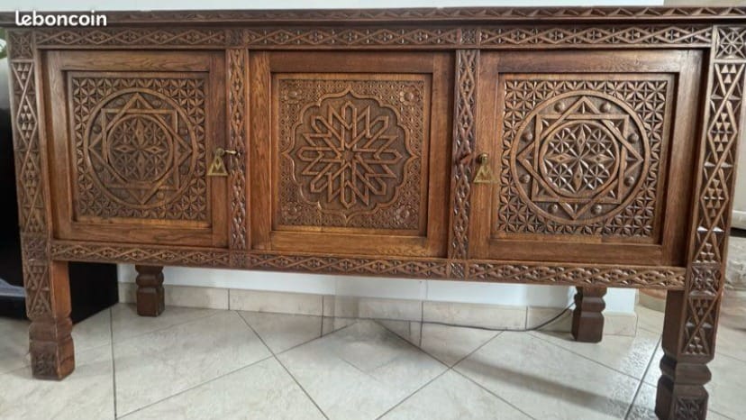 Buffet d'inspiration mauresque en bois naturel après restauration par aérogommage, avec motifs sculptés et pieds modernisés. — photo 5