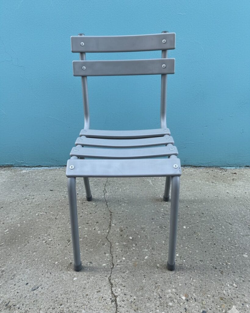 Chaises métalliques de style industriel avant et après rénovation par aérogommage et peinture noire par notre atelier à Vertou. — photo 2