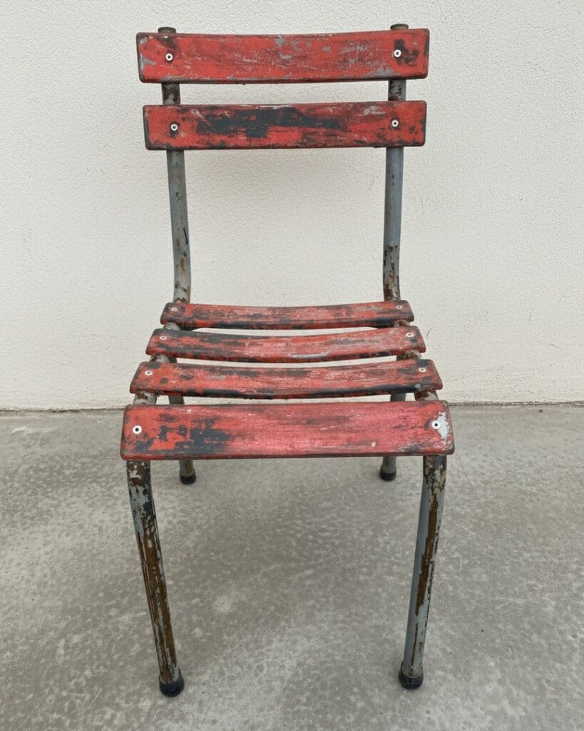 Chaises métalliques de style industriel avant et après rénovation par aérogommage et peinture noire par notre atelier à Vertou. — photo 3