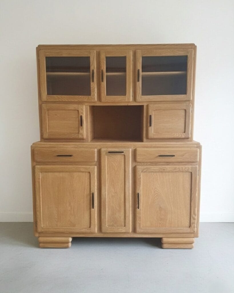 Buffet Mado des années 50 entièrement restauré, bois naturel mis à nu par aérogommage et finition cirée chaleureuse. — photo 2
