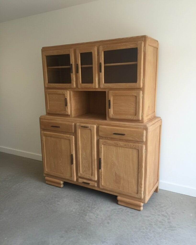 Buffet Mado des années 50 entièrement restauré, bois naturel mis à nu par aérogommage et finition cirée chaleureuse. — photo 3