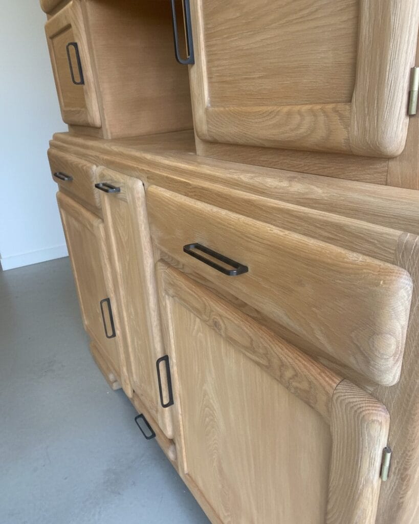 Buffet Mado des années 50 entièrement restauré, bois naturel mis à nu par aérogommage et finition cirée chaleureuse. — photo 4