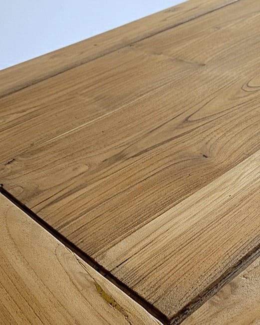 Table basse d'inspiration asiatique en bois massif après rénovation par aérogommage, posée sur un parquet avec une plante verte. — photo 2