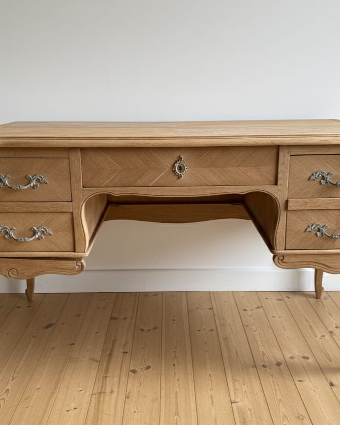 Bureau de style Louis XV après aérogommage et restauration, bois naturel blond mis à nu avec une finition vitrifiée mate. — photo 3