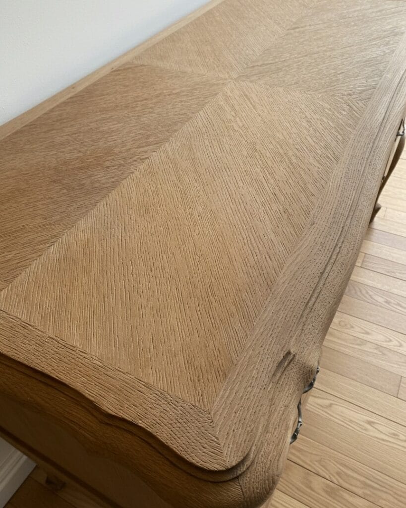 Bureau de style Louis XV après aérogommage et restauration, bois naturel blond mis à nu avec une finition vitrifiée mate. — photo 4
