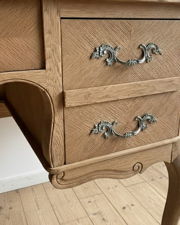 Bureau de style Louis XV après aérogommage et restauration, bois naturel blond mis à nu avec une finition vitrifiée mate. — photo 5