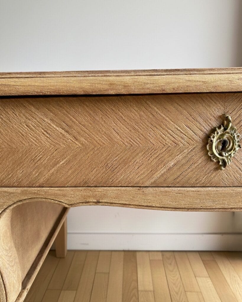 Bureau de style Louis XV après aérogommage et restauration, bois naturel blond mis à nu avec une finition vitrifiée mate. — photo 6