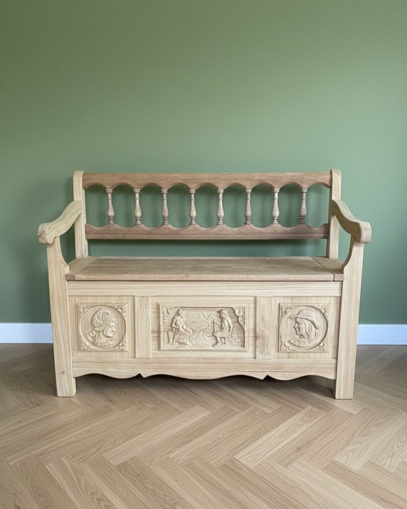 Banc breton ancien en châtaignier massif après restauration par aérogommage, aspect bois naturel et clair. — photo 9
