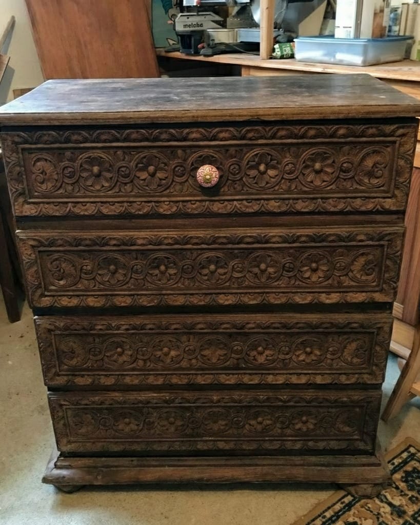 Commode bretonne en chêne massif après restauration par aérogommage, avec plateau peint en noir et sculptures en bois naturel. — photo 5