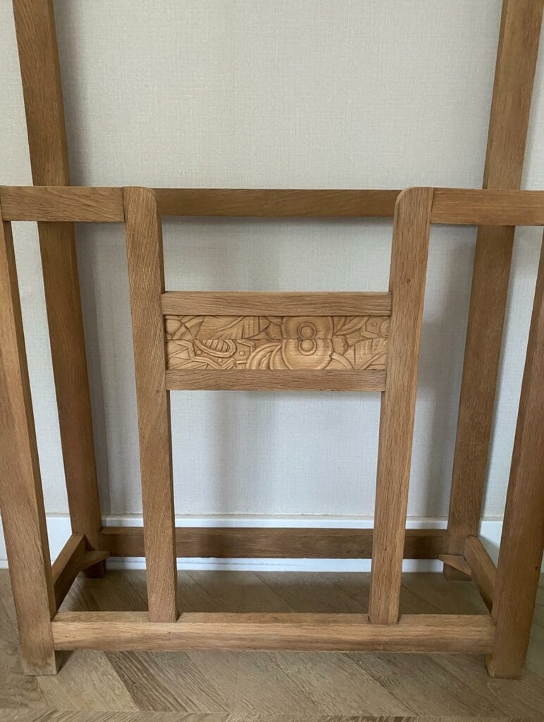 Porte-manteau vestiaire Art Déco en chêne clair après restauration par aérogommage et finition vitrifiée à Nantes. — photo 3