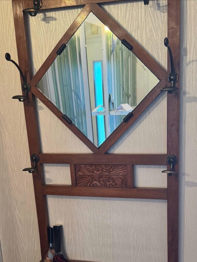 Porte-manteau vestiaire Art Déco en chêne clair après restauration par aérogommage et finition vitrifiée à Nantes. — photo 7
