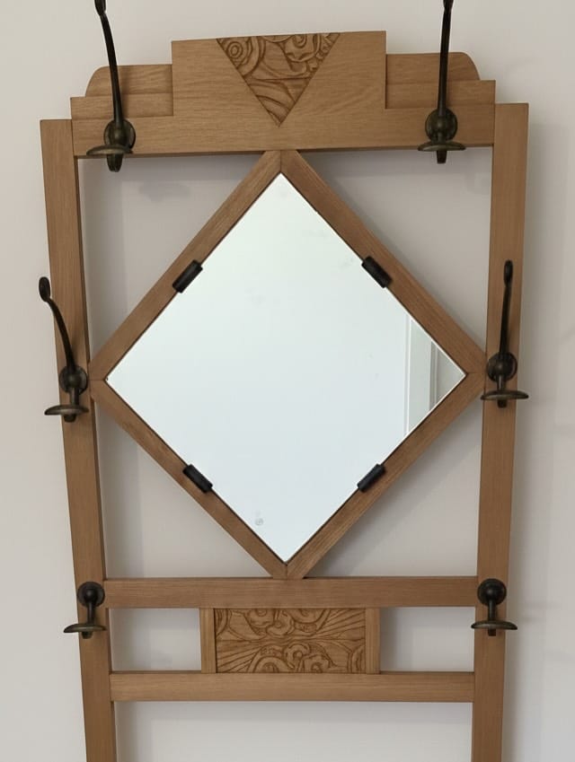 Porte-manteau vestiaire Art Déco en chêne clair après restauration par aérogommage et finition vitrifiée à Nantes. — photo 8