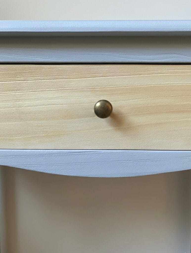Console en merisier de style classique, aérogommée et repeinte en bleu profond, posée contre un mur clair dans un intérieur. — photo 2