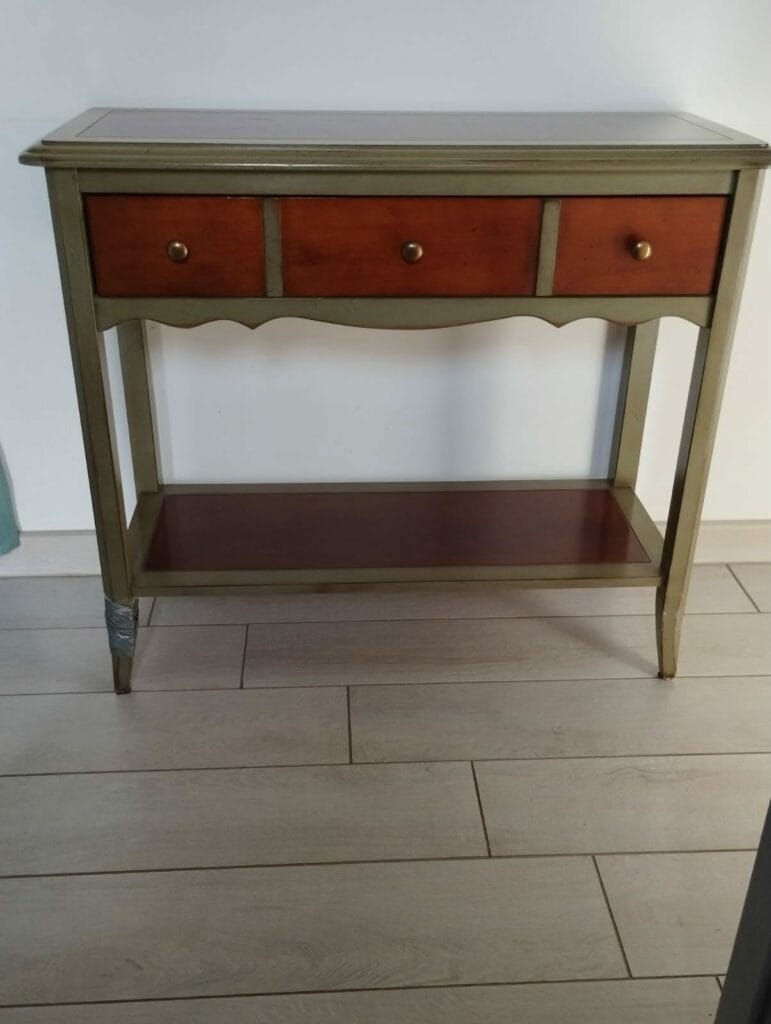 Console en merisier de style classique, aérogommée et repeinte en bleu profond, posée contre un mur clair dans un intérieur. — photo 4