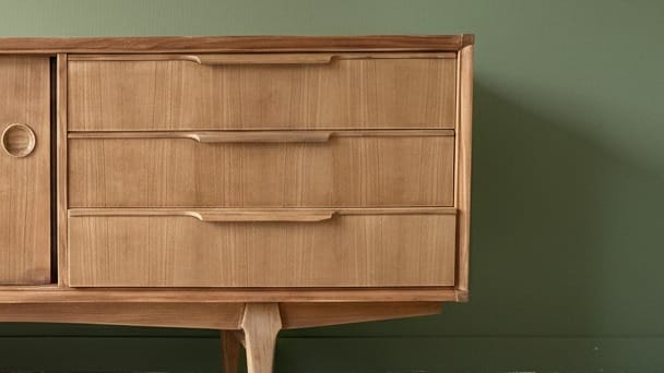 Buffet enfilade scandinave des années 60 en teck après restauration par aérogommage, montrant le grain du bois naturel. — photo 3