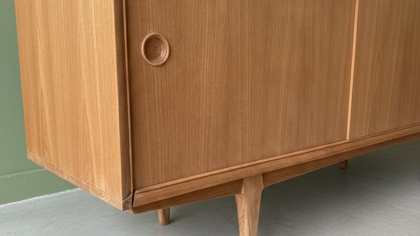 Buffet enfilade scandinave des années 60 en teck après restauration par aérogommage, montrant le grain du bois naturel. — photo 4