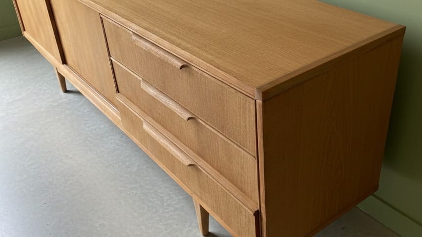 Buffet enfilade scandinave des années 60 en teck après restauration par aérogommage, montrant le grain du bois naturel. — photo 5