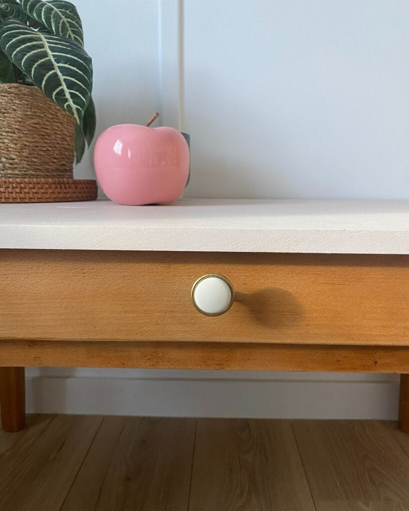 Table basse vintage en hêtre rénovée par aérogommage, avec un plateau peint en blanc cassé et une structure en bois naturel verni. — photo 2