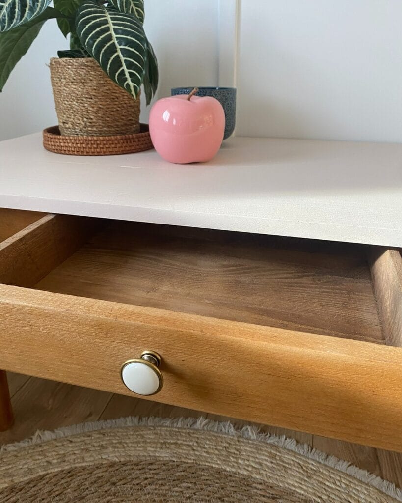 Table basse vintage en hêtre rénovée par aérogommage, avec un plateau peint en blanc cassé et une structure en bois naturel verni. — photo 3