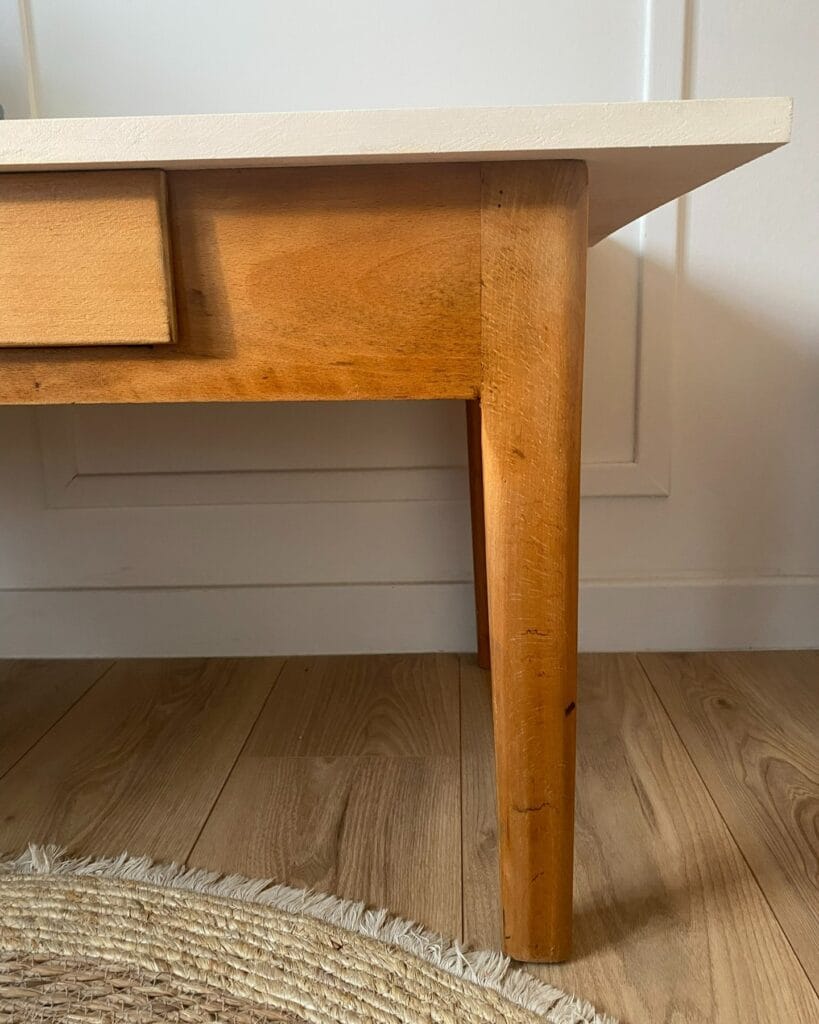 Table basse vintage en hêtre rénovée par aérogommage, avec un plateau peint en blanc cassé et une structure en bois naturel verni. — photo 4
