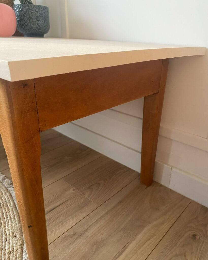 Table basse vintage en hêtre rénovée par aérogommage, avec un plateau peint en blanc cassé et une structure en bois naturel verni. — photo 5