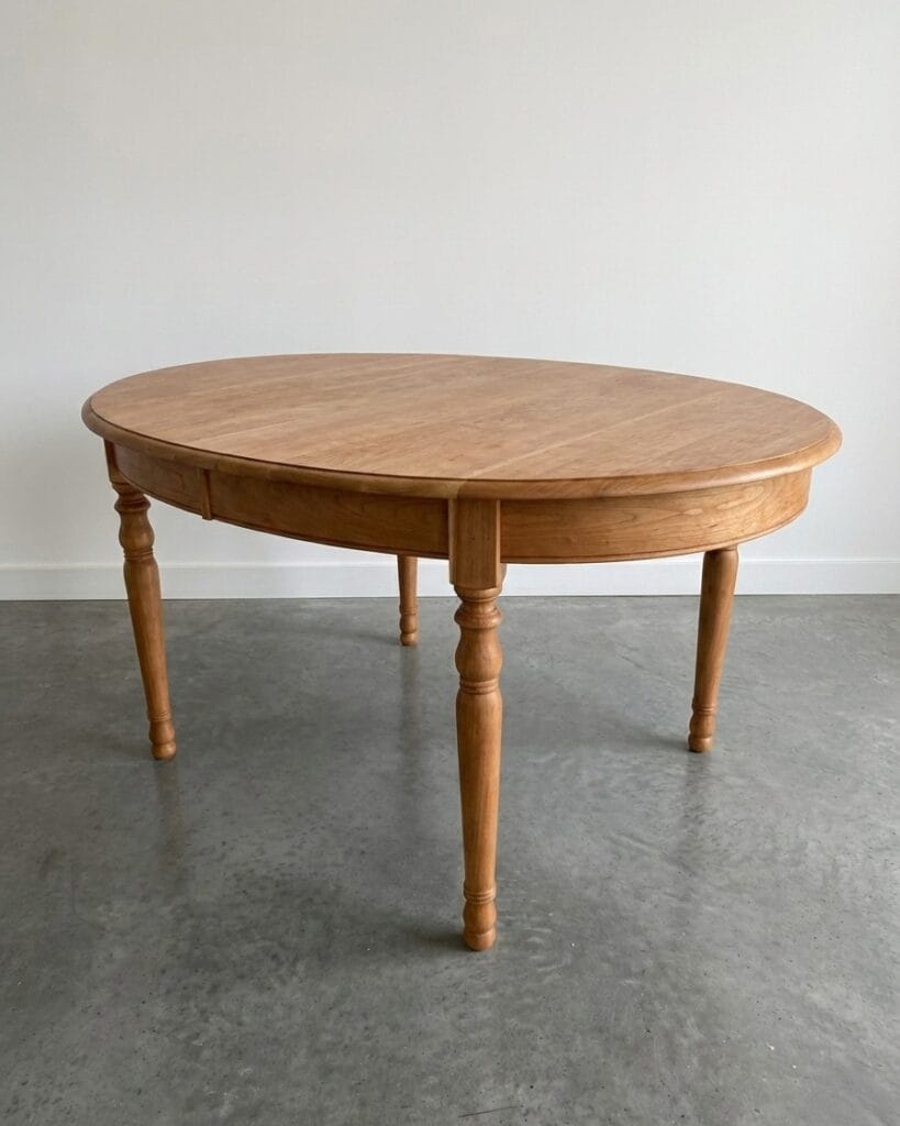 Table ovale en merisier décapée par aérogommage, révélant son bois clair naturel après retrait d'une peinture blanche écaillée. — photo 2