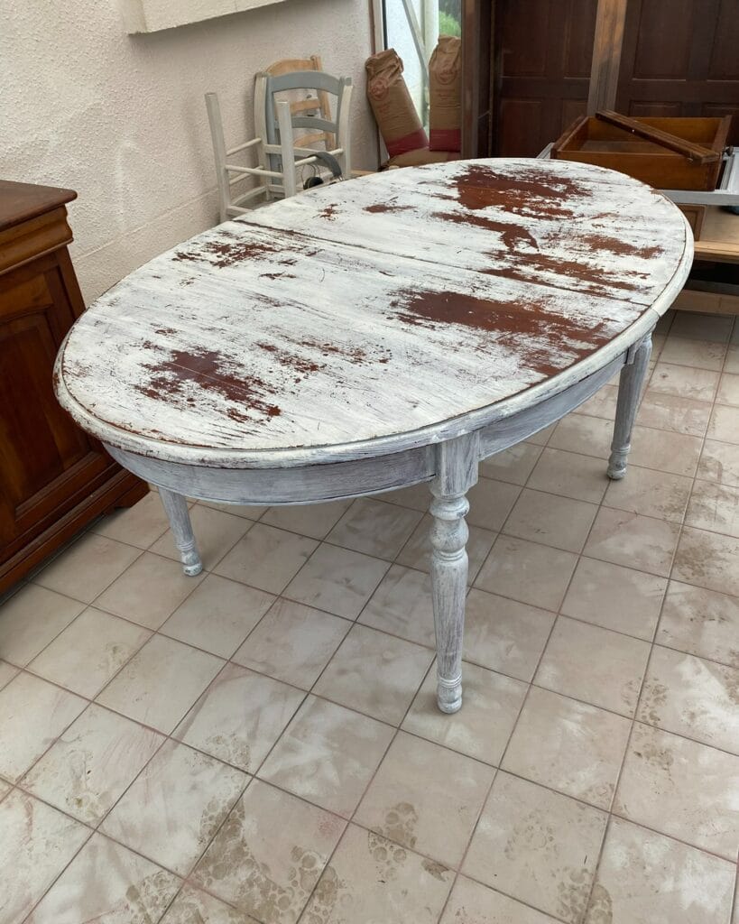 Table ovale en merisier décapée par aérogommage, révélant son bois clair naturel après retrait d'une peinture blanche écaillée. — photo 3