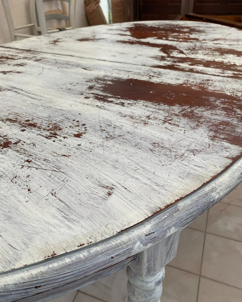Table ovale en merisier décapée par aérogommage, révélant son bois clair naturel après retrait d'une peinture blanche écaillée. — photo 4