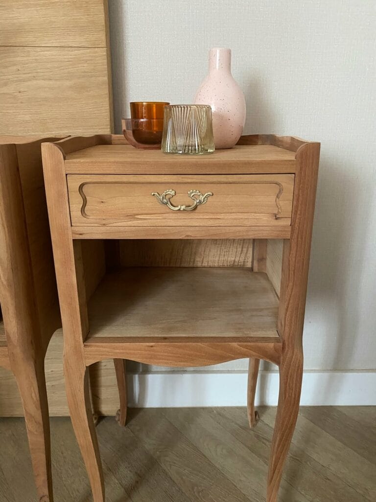 Comparaison avant/après de deux chevets Louis XV décapés par aérogommage, passant d'un vernis foncé à un bois de merisier brut et naturel. — photo 2