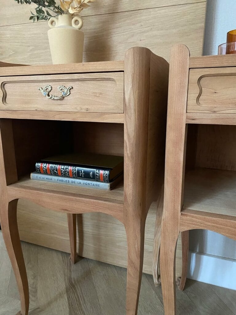 Comparaison avant/après de deux chevets Louis XV décapés par aérogommage, passant d'un vernis foncé à un bois de merisier brut et naturel. — photo 3