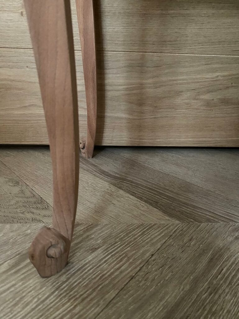 Comparaison avant/après de deux chevets Louis XV décapés par aérogommage, passant d'un vernis foncé à un bois de merisier brut et naturel. — photo 4