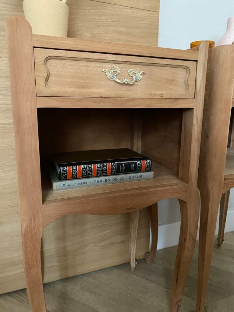 Comparaison avant/après de deux chevets Louis XV décapés par aérogommage, passant d'un vernis foncé à un bois de merisier brut et naturel. — photo 5