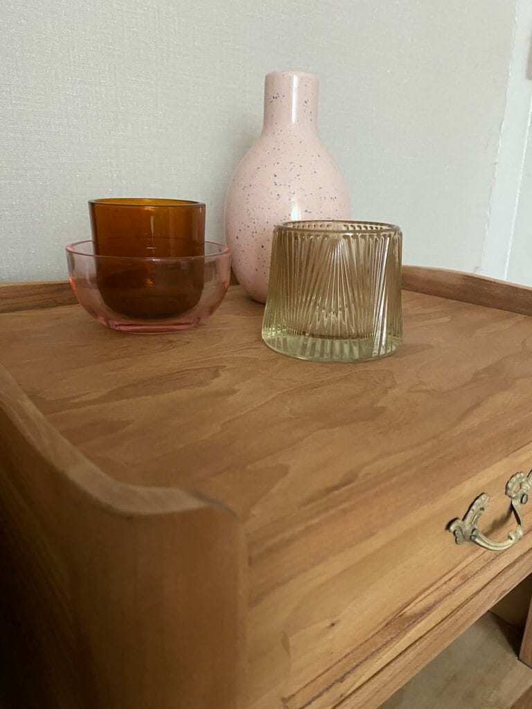 Comparaison avant/après de deux chevets Louis XV décapés par aérogommage, passant d'un vernis foncé à un bois de merisier brut et naturel. — photo 6