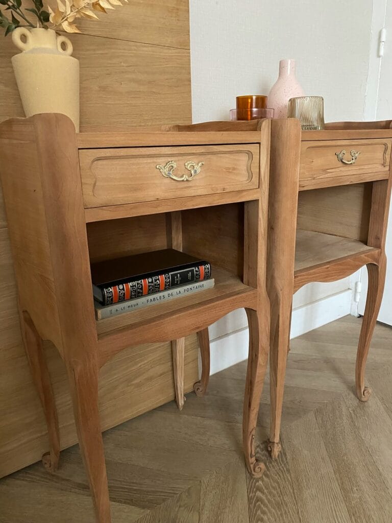 Comparaison avant/après de deux chevets Louis XV décapés par aérogommage, passant d'un vernis foncé à un bois de merisier brut et naturel. — photo 7