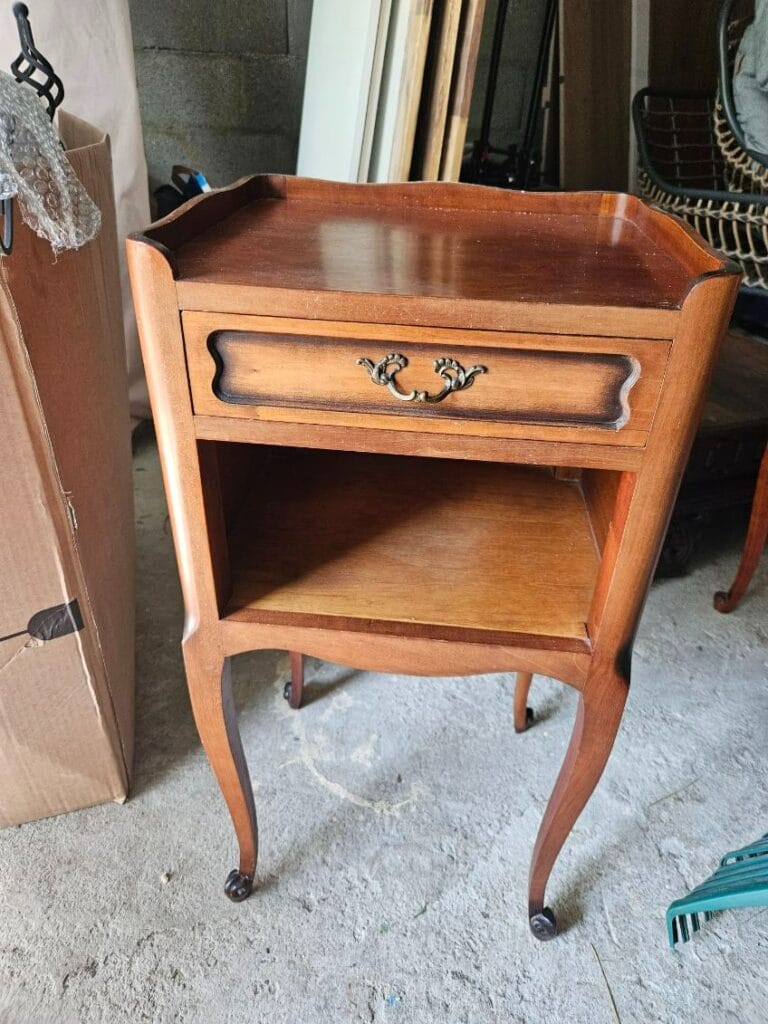 Comparaison avant/après de deux chevets Louis XV décapés par aérogommage, passant d'un vernis foncé à un bois de merisier brut et naturel. — photo 8