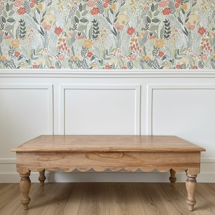 Table basse en bois exotique avant et après aérogommage, avec peinture écaillée et coin mordu restaurés.