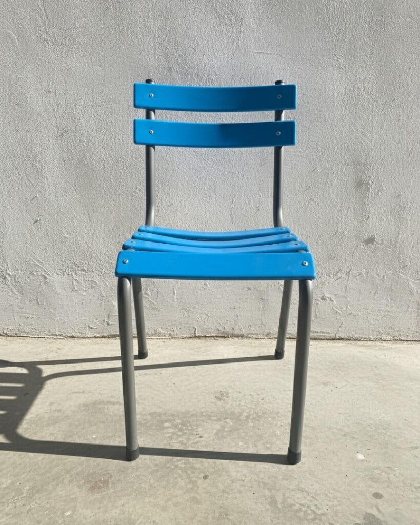 Chaises métalliques industrielles rénovées par aérogommage et repeintes en noir, avec des rivets neufs, avant/après.