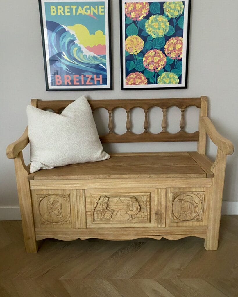 Banc breton ancien restauré par aérogommage, montrant le bois naturel avant et après le décapage à Vertou.