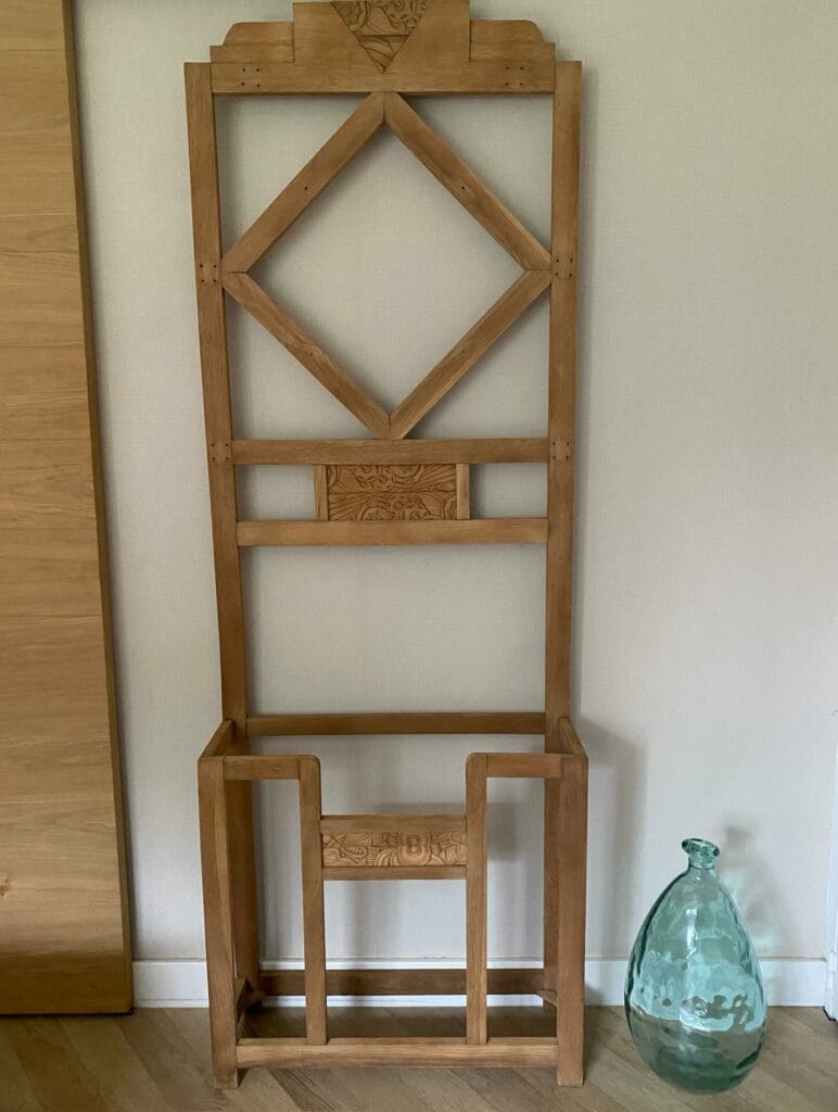 Porte-manteau Art Déco en chêne restauré par aérogommage et ponçage, avant/après, finition vitrifiée, à Vertou.